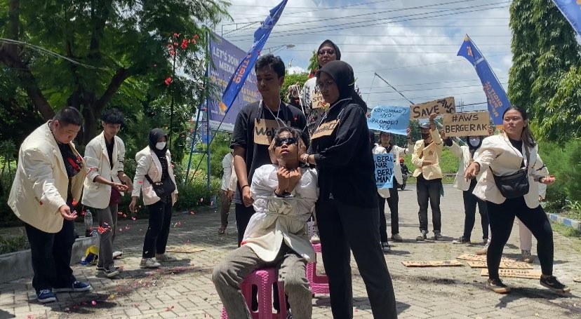 Mahasiswa Stikosa AWS demo terkait pembekuan LPM Acta Surya dan penurunan nilai anggotanya. (Foto: Andhi Dwi/Ngopibareng.id)