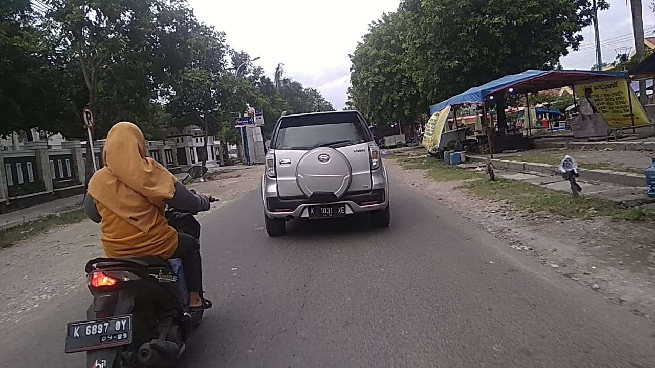 Mobil dinas Camat Kedungtuban seharusnya berpelat merah, ternyata diganti pelat hitam masih dengan nomor yang sama. (Foto: Ahmad Sampurno/ Ngopibareng.id)