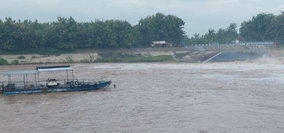 Sebuah perahu penyeberangan yang mengangkut satu unit mobil, dua motor, dan satu sepeda onthel terseret arus Sungai Brantas, Senin 27 Februari 2023 dini hari. (Foto: Dokumentasi BPBD Jombang)