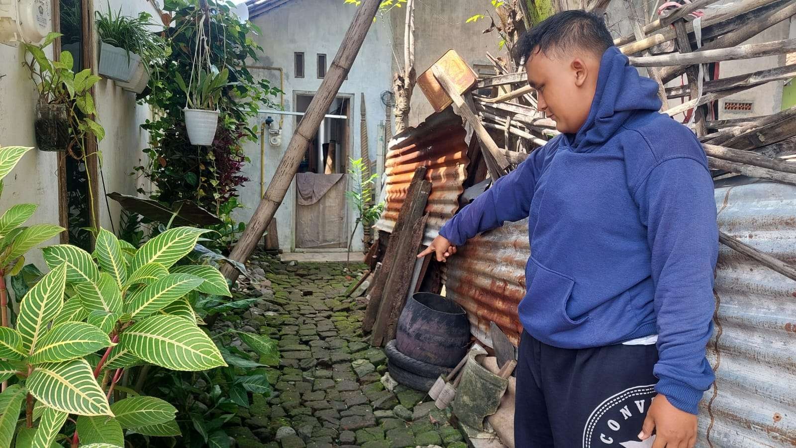 Kartika Wibisono, warga Kelurahan Pilang, Kecamatan Kademangan, Kota Probolinggo ini menunjukkan letak motornya yang digondol pencuri. (Foto: Ikhsan Mahmudi/Ikhsan Mahmudi)