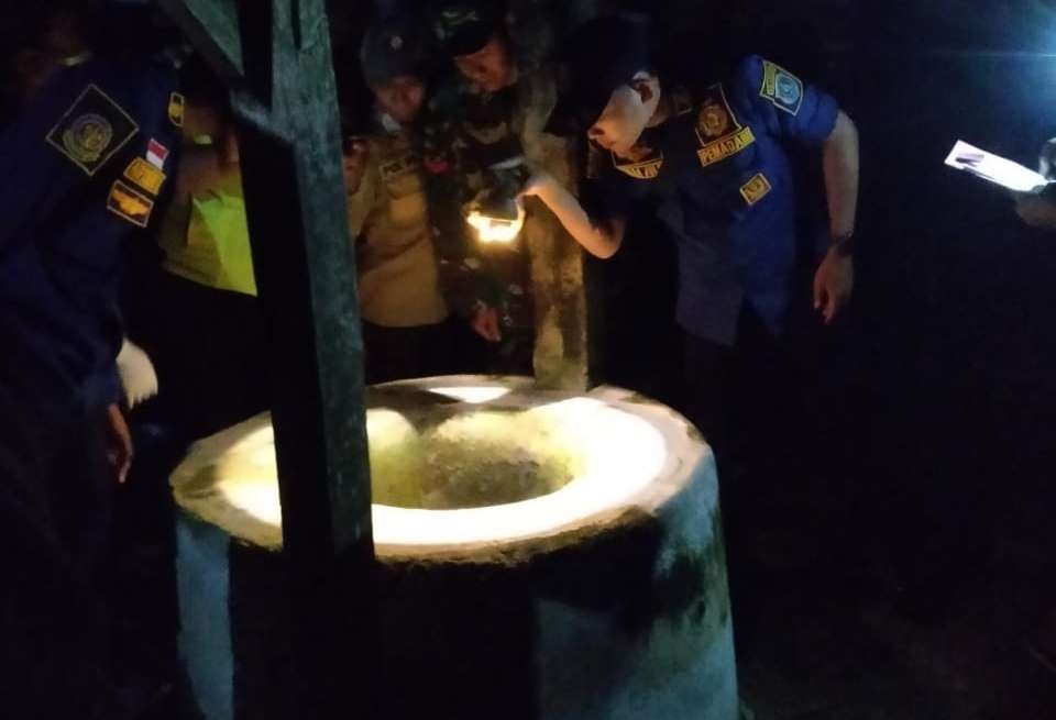 Warga Dusun/Desa Garung, Kecamatan Sambeng ketika mengevakuasi korban di dalam.sumur. (Foto: Istimewa)