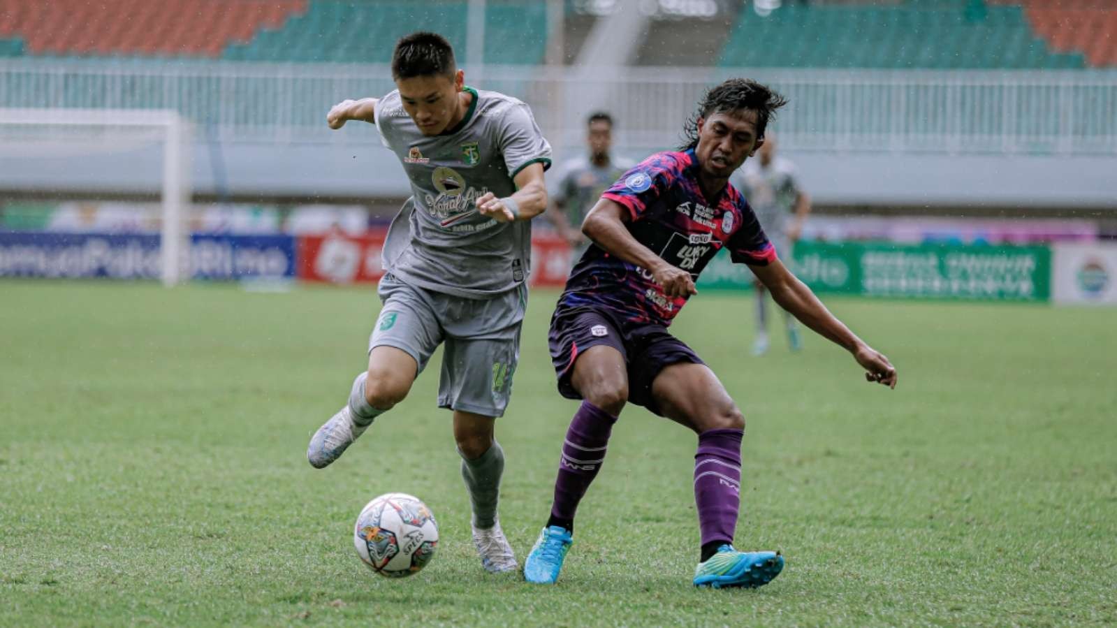 Pemain Persebaya, Sho Yamamoto berduel dengan Pemain RANS Nusantara Ady Setiawan di Stadion Pakansari, Bogor, Selasa 28 Februari 2023. (Foto: Persebaya)