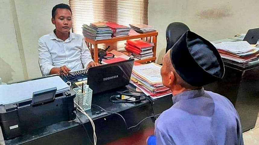 Kakek berusia 60 tahun di Bondowoso diperiksa polisi, diduga mencabuli anak di bawah umur. (Foto: Humas Polres Bondowoso)