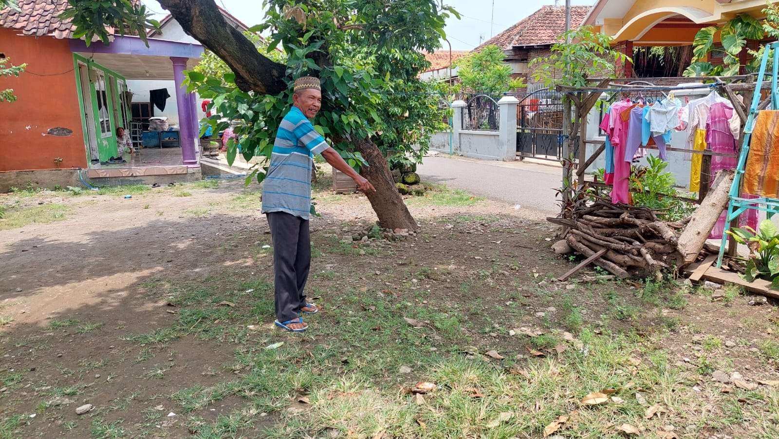 Supandi, warga Kelurahan Pilang, Kecamatan Kademangan, Kota Probolinggo menunjukkan tempat dua becak diparkir. (Foto: Ikhsan Mahmudi/Ngopibareng.id)