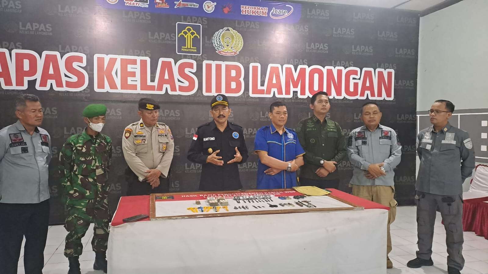 Keterangan Foto : I Hasil inspeksi di Lapas II  Lamongan hanya mendapatkan barang tidak berarti  ( Imron Rosidi/ngopibareng.id)