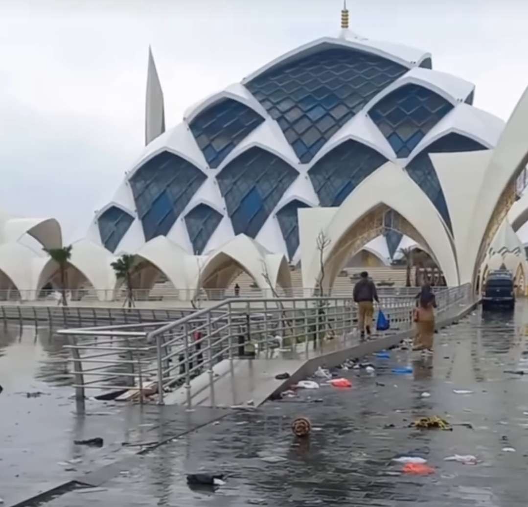 Sampah berserakan di halaman Masjid Al Jabbar, Jawa Barat. (Foto: Reels)