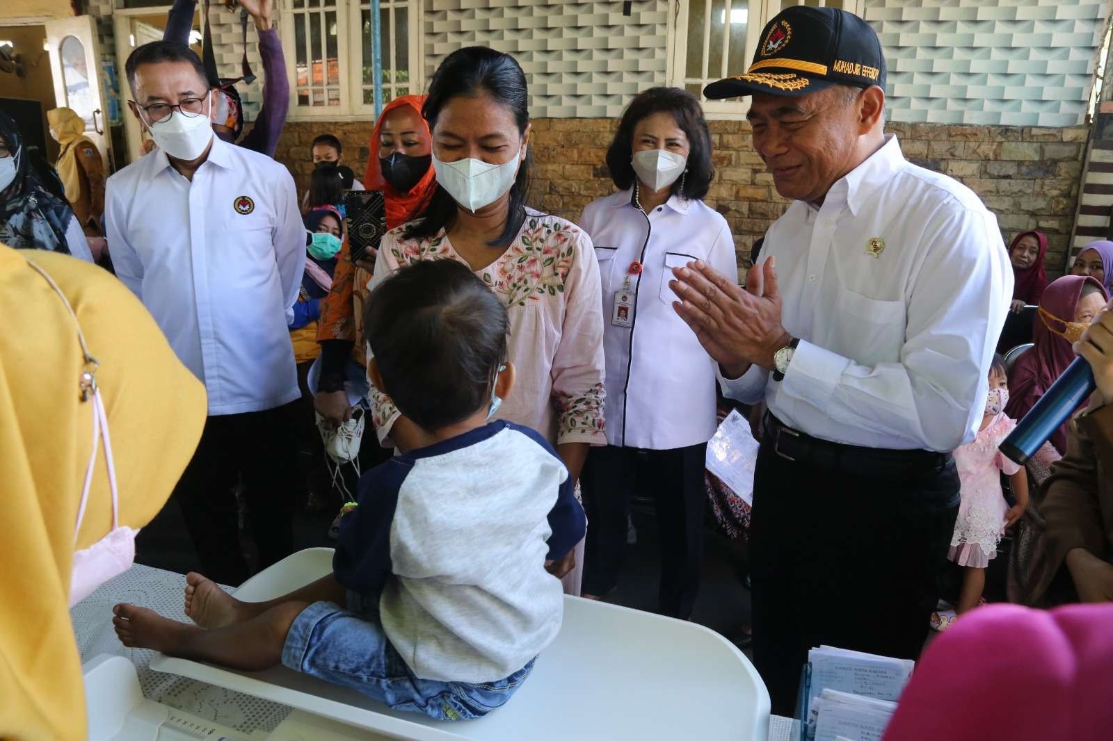 Menko PMK Muhadjir Effendy perketat aturan timbangan bayi di Posyandu dilakukan setiap bulan. Tujuannya cegah stunting sejak dini. (Foto: ANO/Ngopibareng.id)