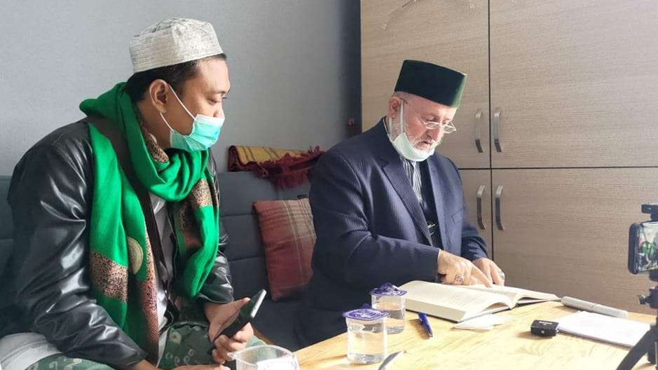 Ust M Maruf Khozin dan Syaikh Fadhil Al-Jailani. (Foto: dok/Ngopibareng.id)