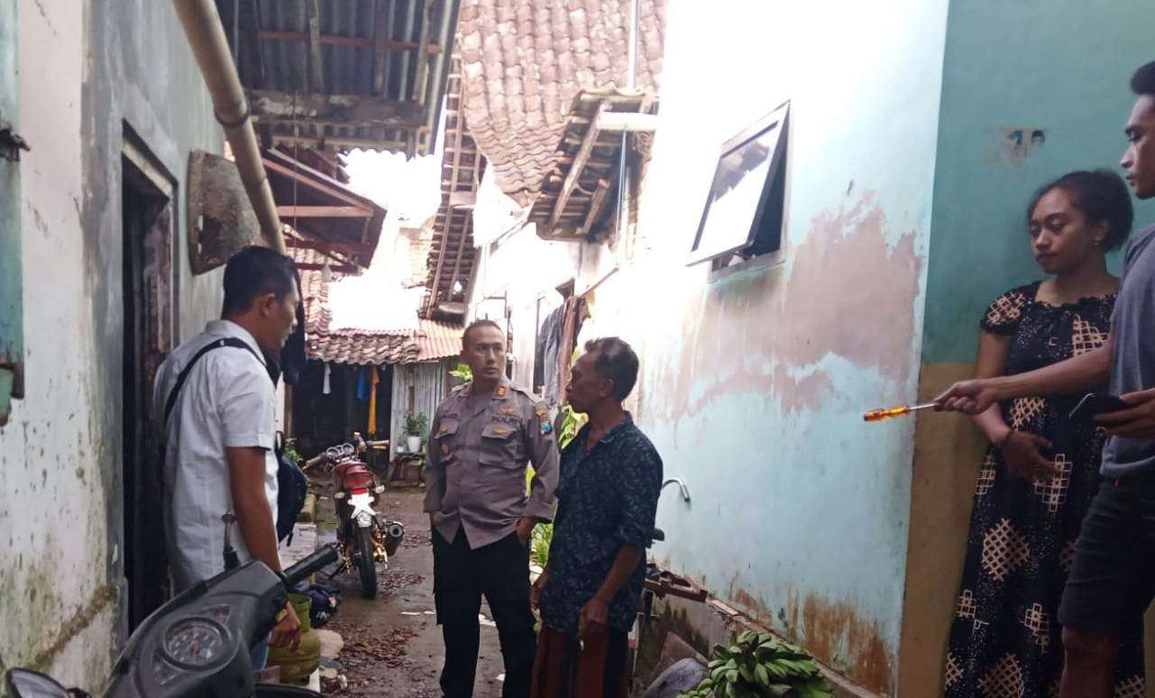 Kapolsek Srono, AKP Achmad Junaedi meminta keterangan sejumlah warga di sekitar lokasi kebakaran. (Foto: Istimewa)