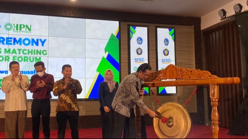 Rektor UB, Widodo saat memukul gong tanda dimulainya program 1.000 mahasiswa wirausaha (Foto: Lalu Theo/Ngopibareng.id)