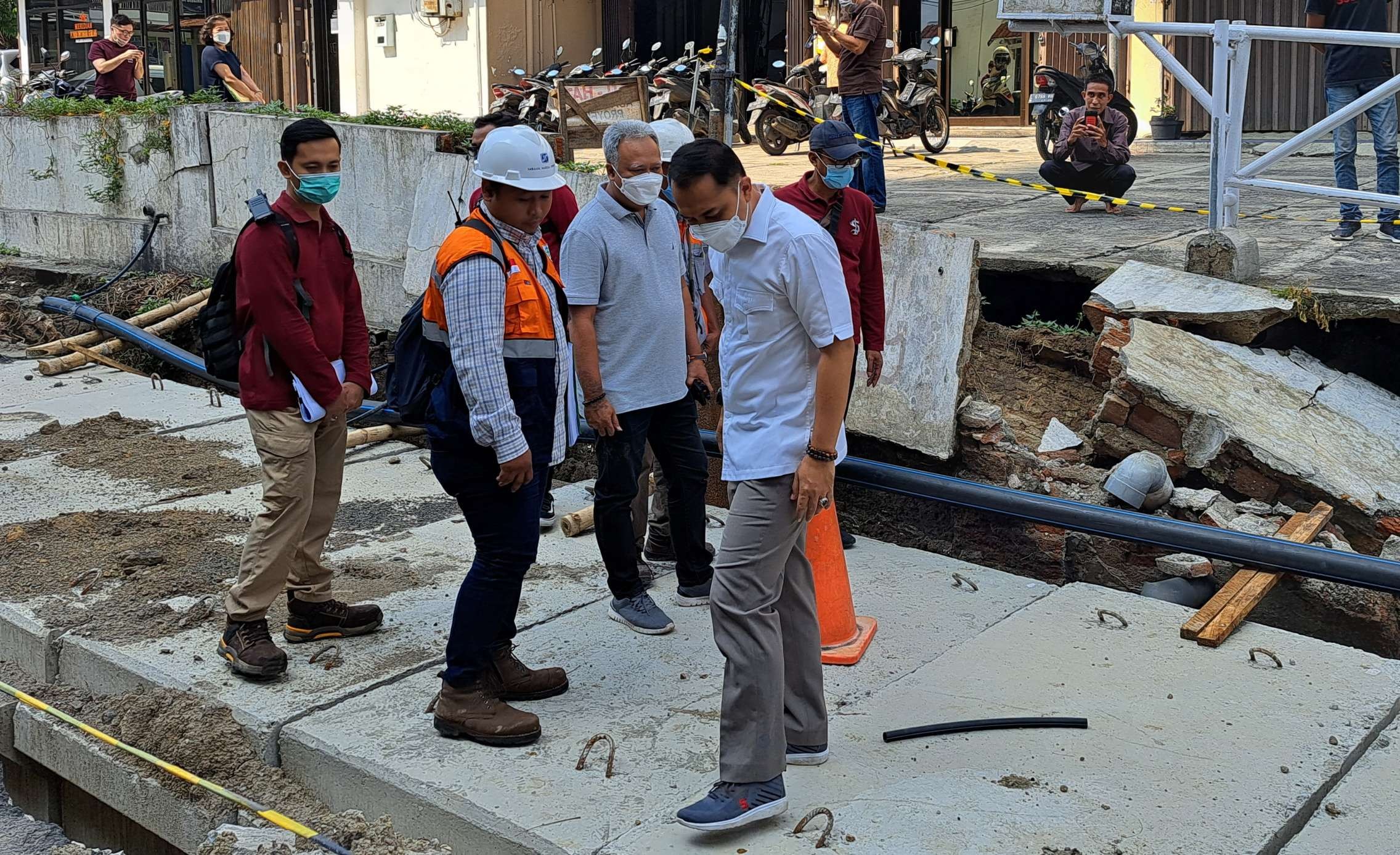 Walikota Surabaya, Eri Cahyadi saat melakukan pengecekan saluran air di Surabaya beberapa waktu lalu. (Foto: Pita Sari/Ngopibareng.id)