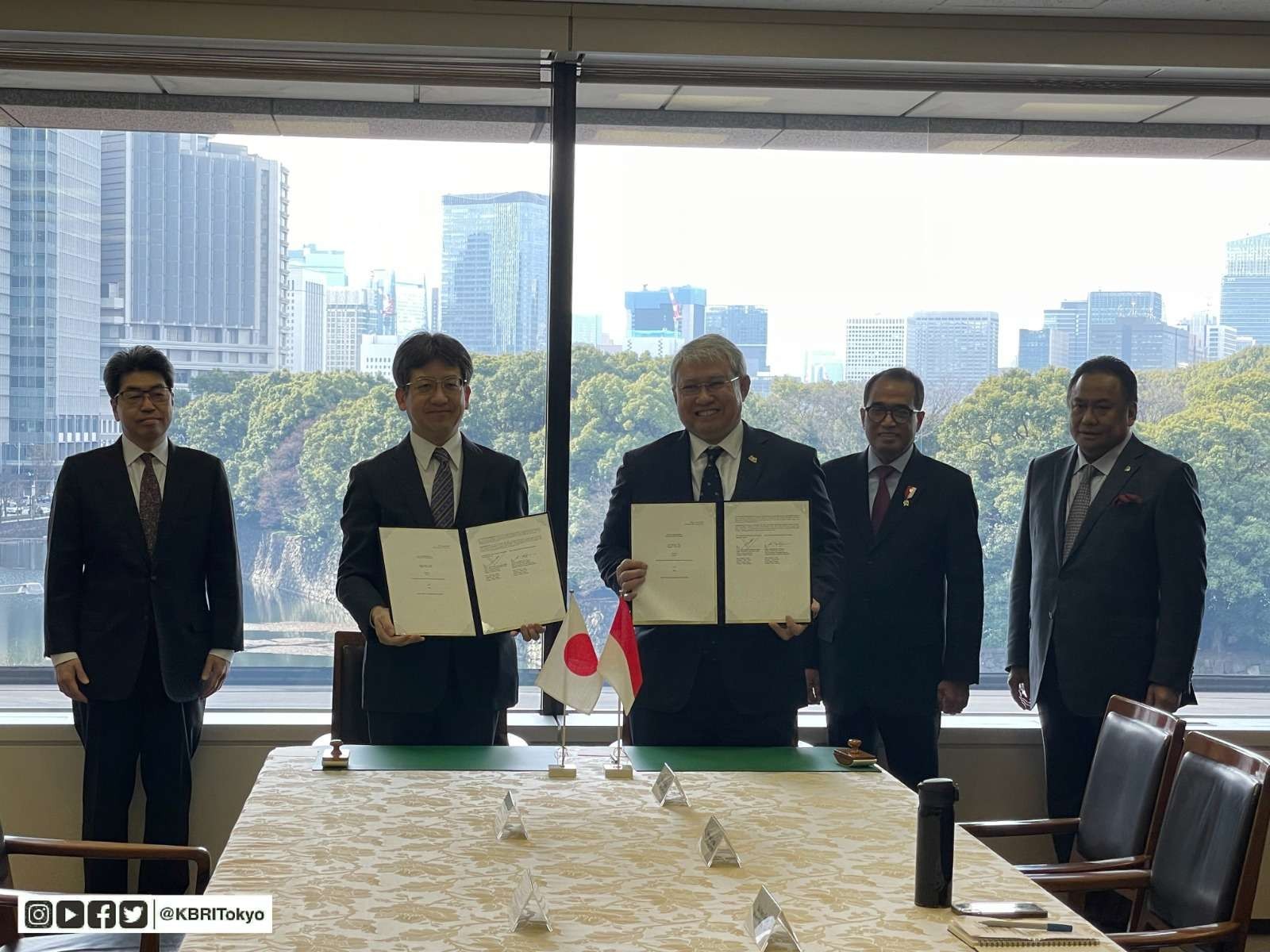 Menhub RI Budi Karya Sumadi didampingi Dubes RI untuk Jepang Heri Akhmadi menyaksikan penandatanganan Loan Agreement Proving Ground Indonesia-Jepang. (Foto: Dok KBRI Tokyo)