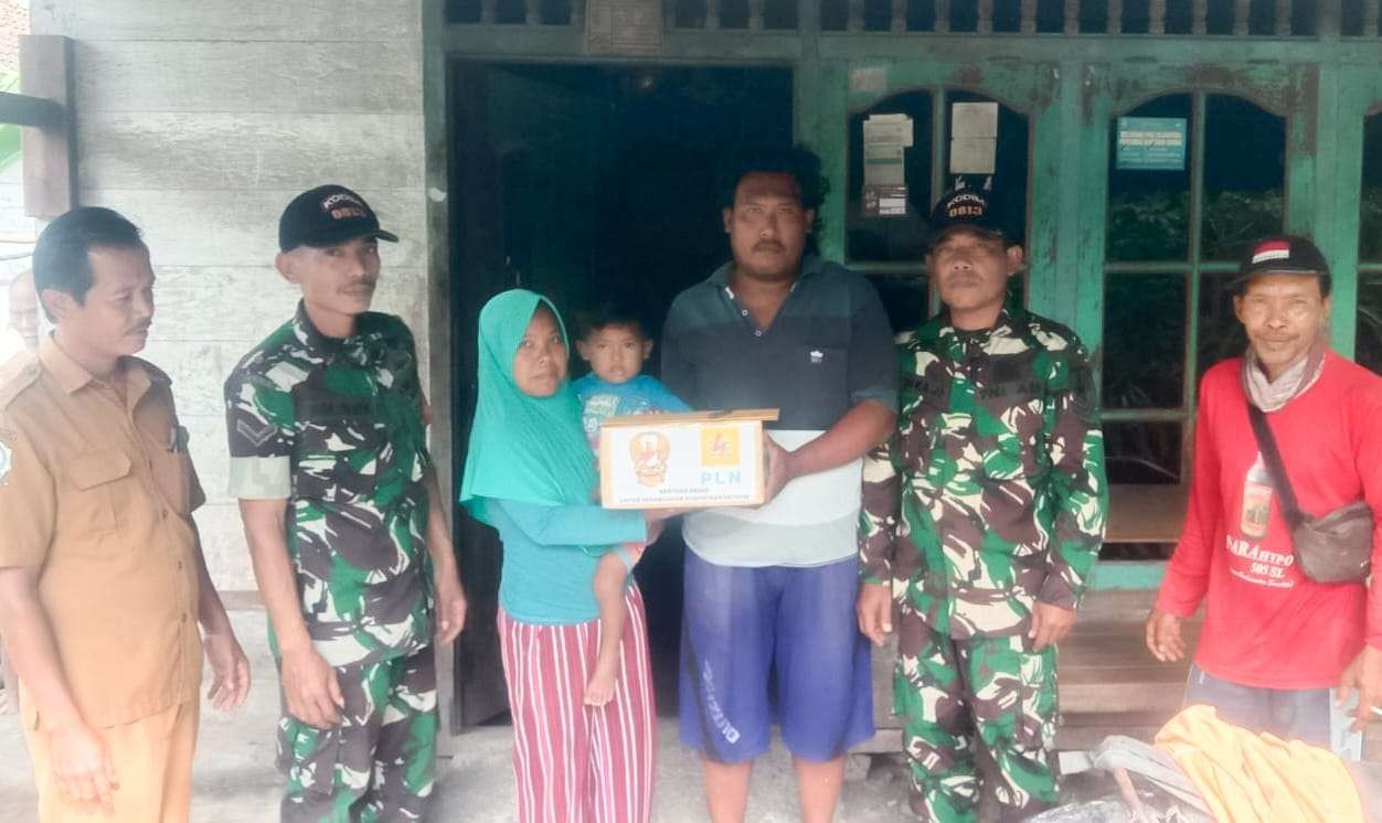 Bintara Pembina Desa (Babinsa) Kodim 1803 Bojonegoro menyerahkan bantuan untuk keluarga yang anaknya mengalami stunting. (Foto: dok. Kodim Bojonegoro)