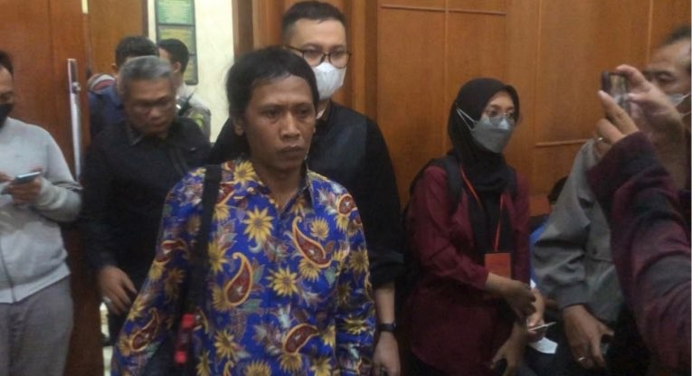 Orang tua korban Tragedi Kanjuruhan, Devi Athok saat memberikan kesaksian tragedi yang menewaskan ratusan aremania. (Foto: Andhi Dwi/Ngopibareng.id)