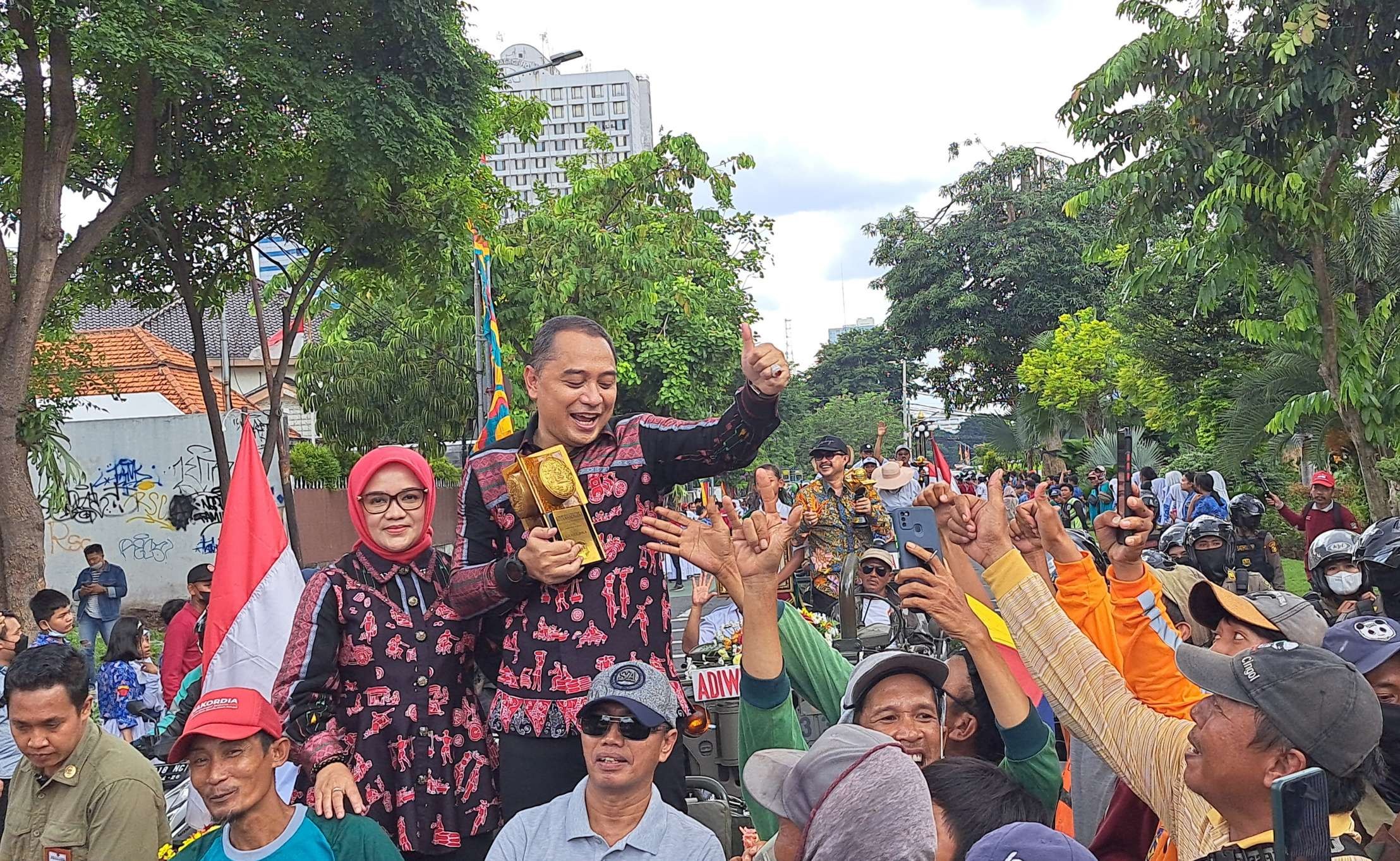 Walikota Surabaya, Eri Cahyadi saat mengangkat trofi Adipura Kencana dalam kirab yang berlangsung. (Foto: Pita Sari/Ngopibareng.id)