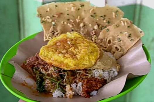 Nasi Pecel Bu Supan Bondowoso, kuliner santapan pagi legendaris khas Kota Tape.(Foto: Guido Saphan/Ngopibareng.id)