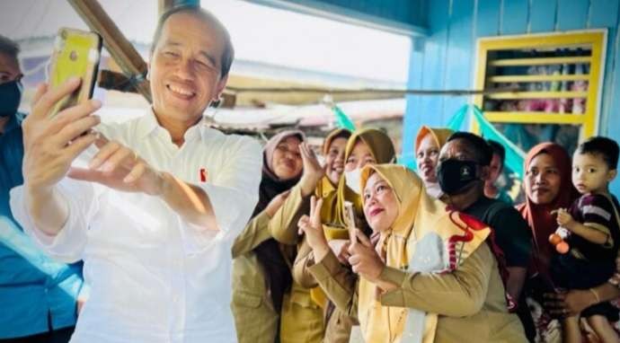 Prrsiden Jokowi melayani warga nelayan Tanjung Pasir yang mengajak foto bersama (Foto: BPMI Setpres )