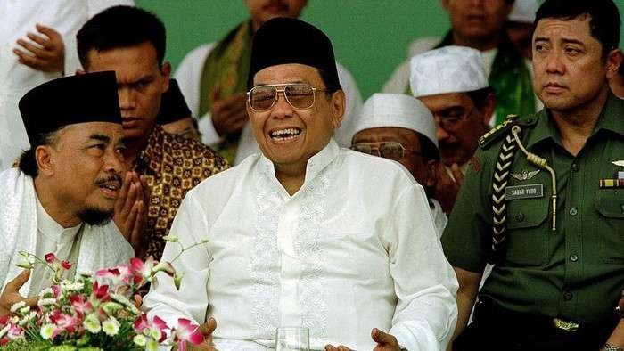 KH Abdurrhaman Wahid (Gus Dur) dan Zarkasyih Noer, dalam suatu acara Istighotsah di Jakarta. (Foto: dok/Ngopibareng.id)