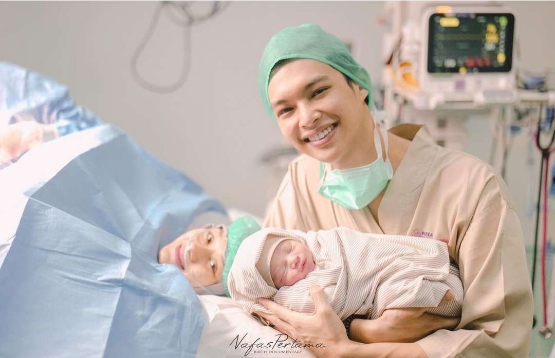 Pasangan Dinda Hauw dan Rey Mbayang dikaruniai anak kedua, Kamis 2 Maret 2023 pukul 02.03 WIB. (Foto: Instagram @rey_mbayang/@dindahw)