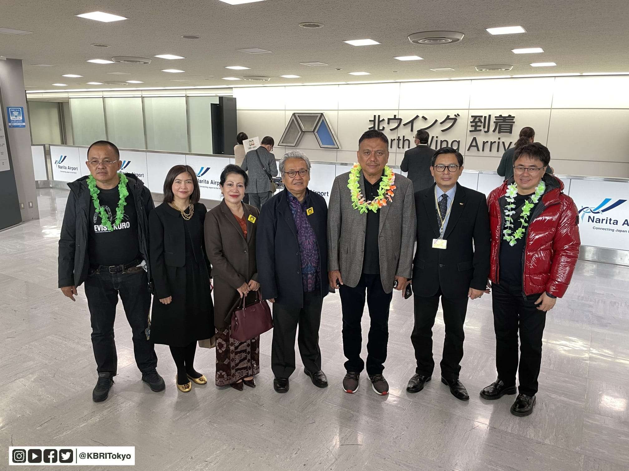 Dubes Heri Akhmadi sambut ketibaan maskapai penerbangan perdana Garuda Indonesia rute Bandara Sam Ratulangi Manado ke Bandara Narita Tokyo. (Foto: Dok KBRI Tokyo)