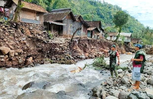 Bronjong sungai di Kali Patemon, Kecamatan Jatibanteng, Situbondo ambrol tergerus luapan air sungai akibat hujan deras.(Foto: BPBD Situbondo)