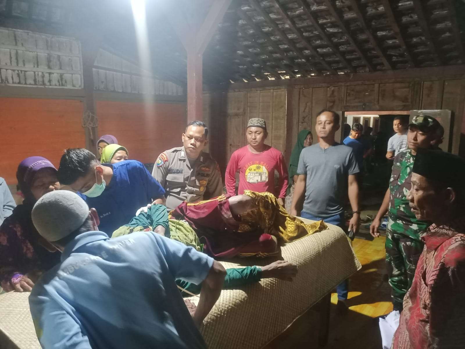 Petugas medis disaksikan petugas dan sedang memeriksa korban. (Foto: Istimewa)