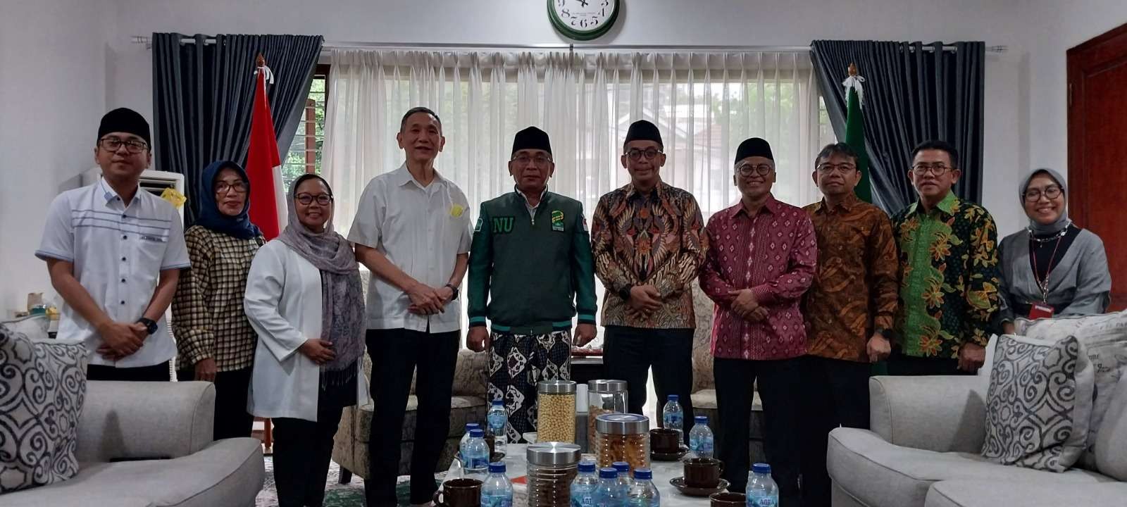 Ketua Umum Pengurus Besar Nahdlatul Ulama (PBNU) KH Yahya Cholil Staquf atau Gus Yahya menerima kunjungan Direktorat Jenderal Pajak Suryo Utomo beserta jajarannya. (Foto: ltn-pbnu)