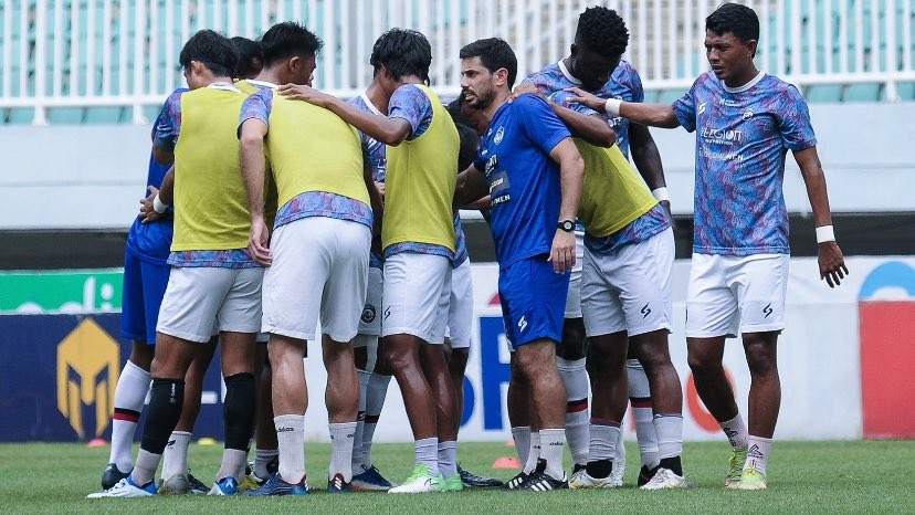 Skuat Arema FC saat menjalani sesi latihan (Foto: Twitter/@AremafcOfficial)