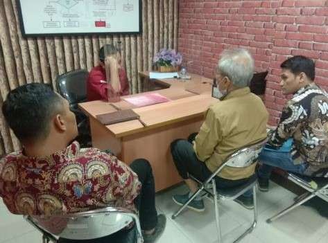 Penyerahan lima tersangka dan barang bukti kasus dugaan tindak pidana korupsi pemberian fasilitas impor garam industri tahun 2016-2022 pada Jaksa Penuntut Umum ke Kejaksaan Negeri Jakarta Selatan, Rabu 1 Maret 2023.(Foto: dok. Kejagung)