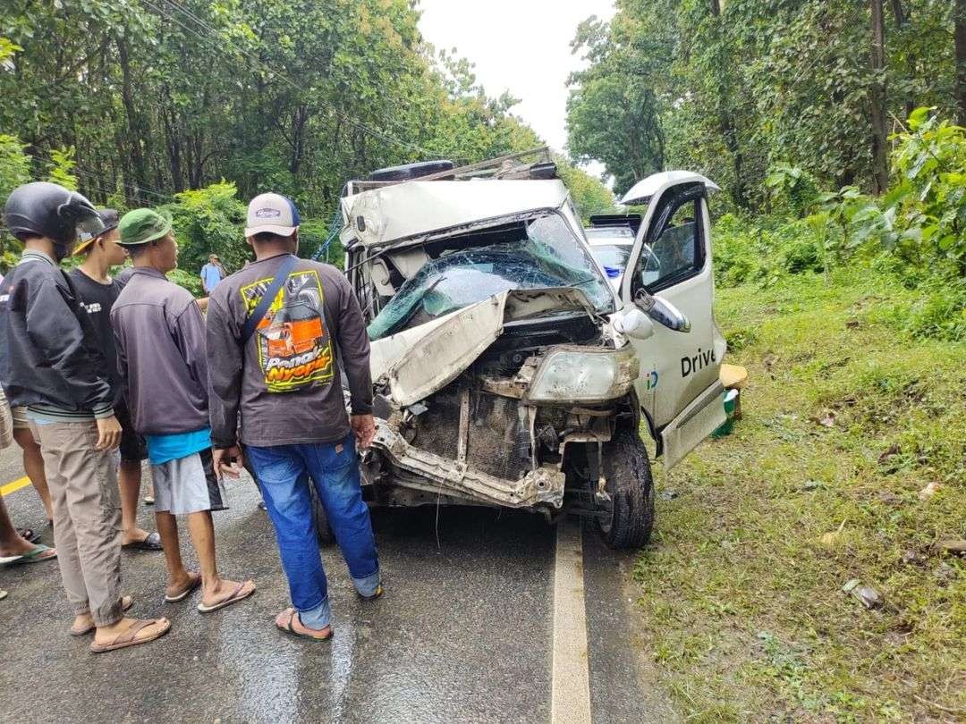 Luxio Hantam Dum Truk di Jalan Cepu-Blora, Satu Orang Patah Kaki (Ahamd Sampurno/ Ngopibareng.id)