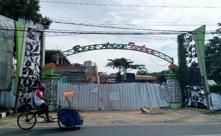 Proyek revitalisasi Rest Area Tuban tampak belum selesai. (Foto: Khoirul Huda/Ngopibareng.id)