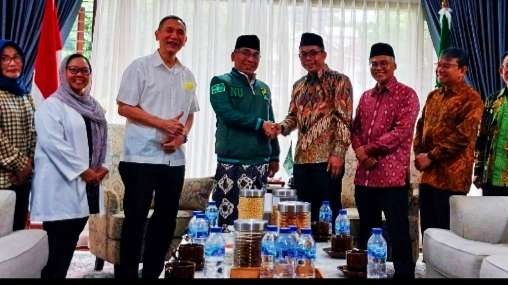 Pertemuan antara Ketua Umum PBNU  KH Yahya Cholil Staquf dengan Dirjen Pajak Suryo Utomo beserta jajarannya, minta dukungan NU (Foto: Media PBNU)