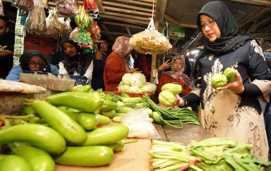 Bupati Banyuwangi berbelanja di pasar Desa Ketapang, Kecamatan Kalipuro, Banyuwangi dalam Gerakan Belanja ke Pasar Dan UMKM (Foto:Humas Pemkab Banyuwangi)