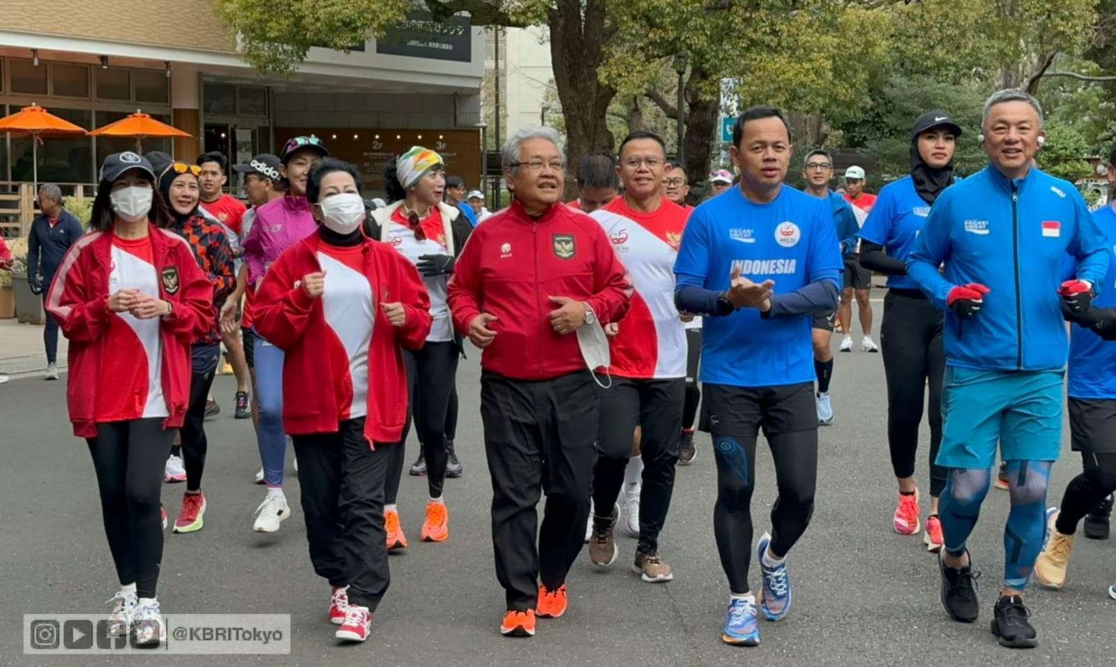 Duta Besar Besar Republik Indonesia (Dubes RI) untuk Jepang Heri Akhmadi bersama Presiden Direktur Amerta Indah Otsuka Bando Yoshihiro, Siti Atiqoh Suprianti Ganjar Pranowo serta Walikota Bogor Bima Arya. Hadir pula pada Gubernur Jawa Barat Ridwan Kamil. bersama puluhan pelari menyambut peringatan 65 Tahun Indonesia-Jepang di Tokyo pada Jumat, 3 Maret 2023.(Foto: Istimewa)