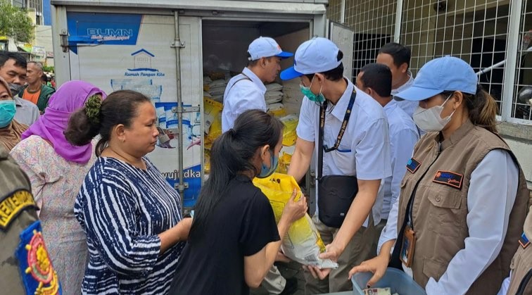 Operasi pasar digelar Bulog dengan Pemerintah Kota di Pasar Tambakrejo Surabaya. (Foto: Pita Sari/Ngopibareng.id)