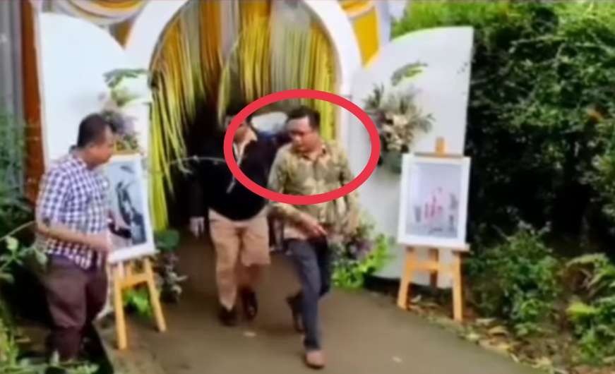 Mantan Direktur Utama (Dirut) PDAU Purworejo, Didik Prasetya Adi (dilingkari) diciduk usai kondangan. (Foto: Instagram)