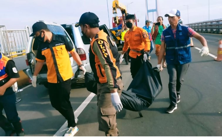 Proses evakuasi jenazah pemuda tewas tabrakan di Jembatan Suramadu (Foto: dok. BPBD Surabaya)