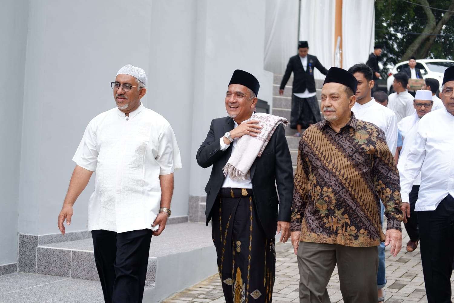 Para ulama dan habib menghadiri peresmian Masjid Ibadurrahman di Pacet, Jawa Timur. (Foto: Istimewa)