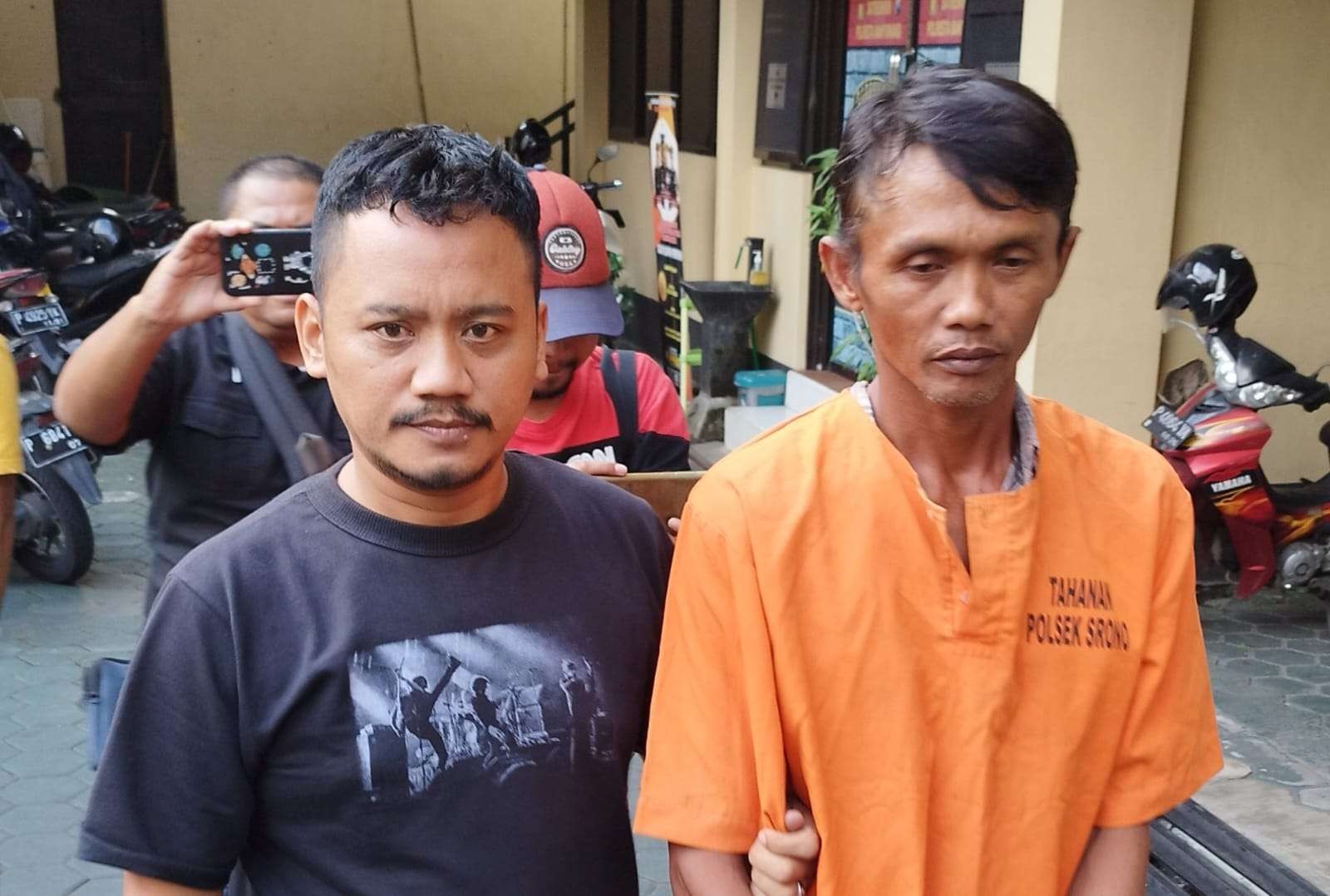 Tersangka di gelandang petugas Polsek Srono. (Foto: Muh Hujaini/Ngopibareng.id)