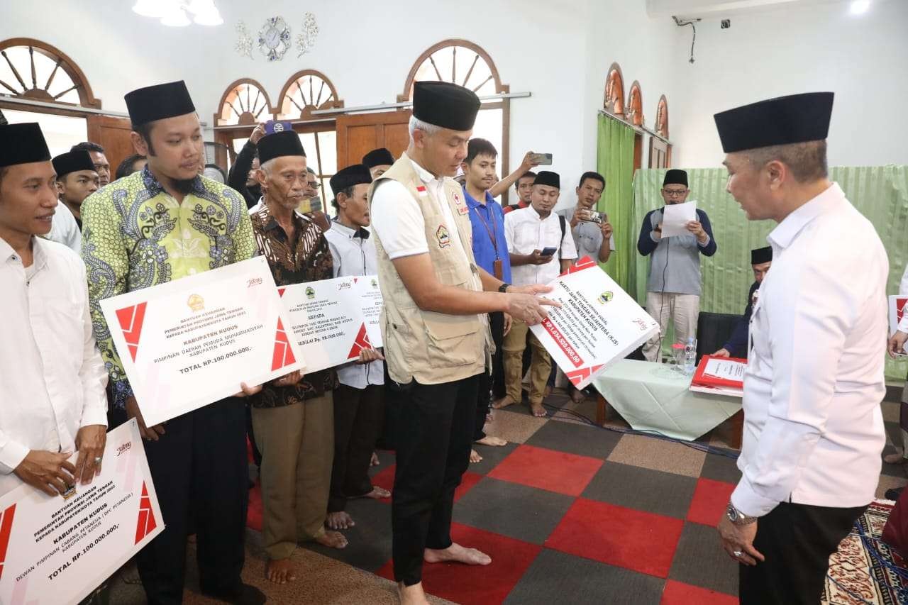 Gubernur Jawa Tengah Ganjar Pranowo menyerahkan bantuan Pembangkit Listrik Tenaga Surya (PLTS) Rooftop untuk Ponpes Darul Falah Jekulo, Kudus. (Foto: Dok Jateng)