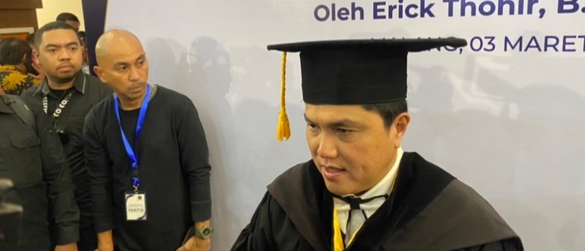 Menteri BUMN, Erick Thohir usai mendapatkan gelar doktor kehormatan (Foto: Lalu Theo/Ngopibareng.id)