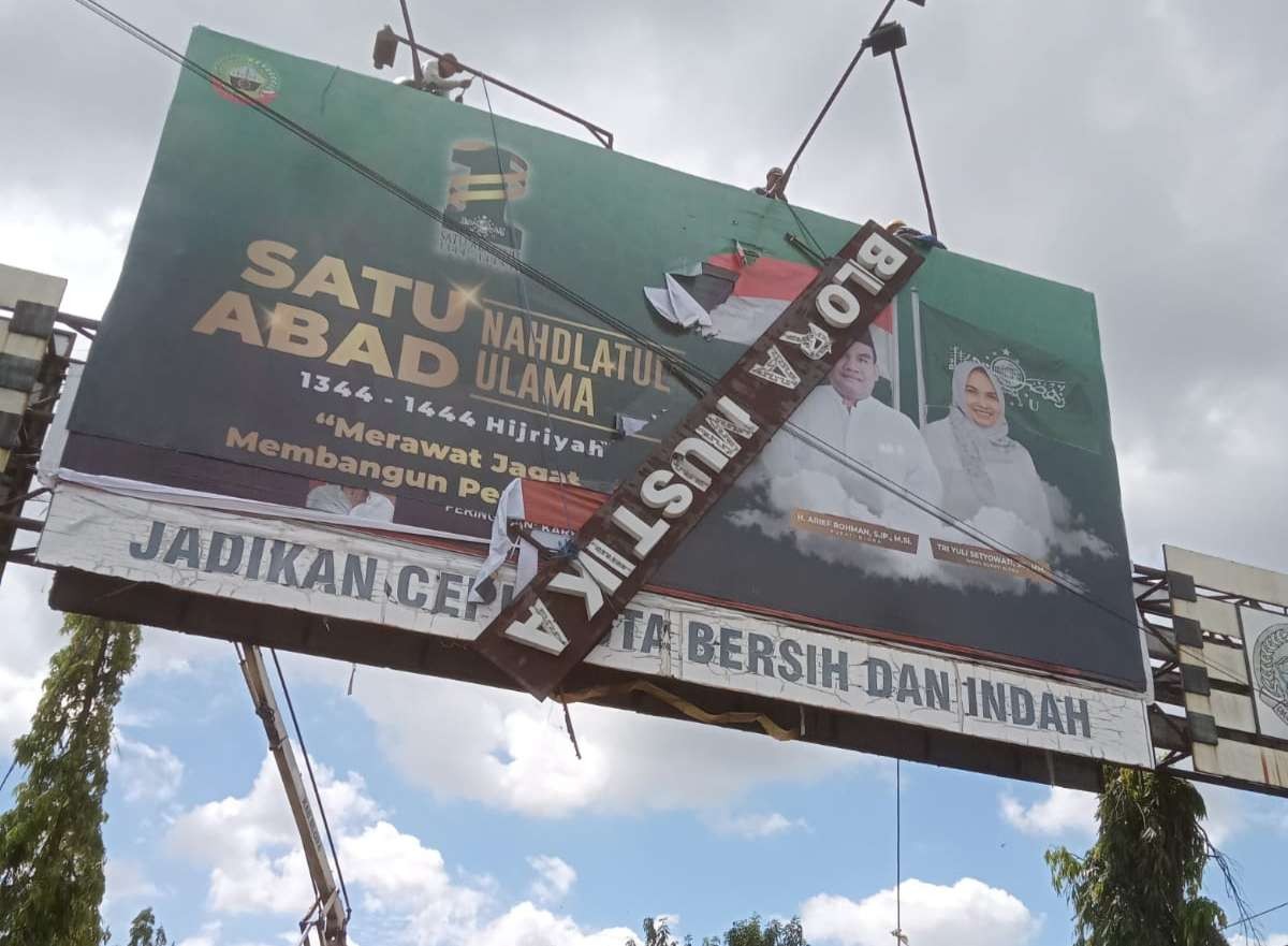 Proses evakuasi patahan bagian reklame melintang di Jalan Pemuda Cepu oleh petugas dari Pemkab Blora. (Foto: Ahmad Sampurno/ Ngopibareng.id)