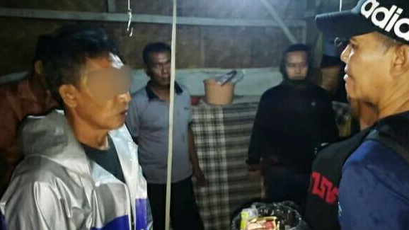 Pelaku AA menyimpan 4.844 butir pil trek di kandang ayam, saat ditangkap Satresnarkoba Polres Situbondo. (Foto: Humas Polres Situbondo)