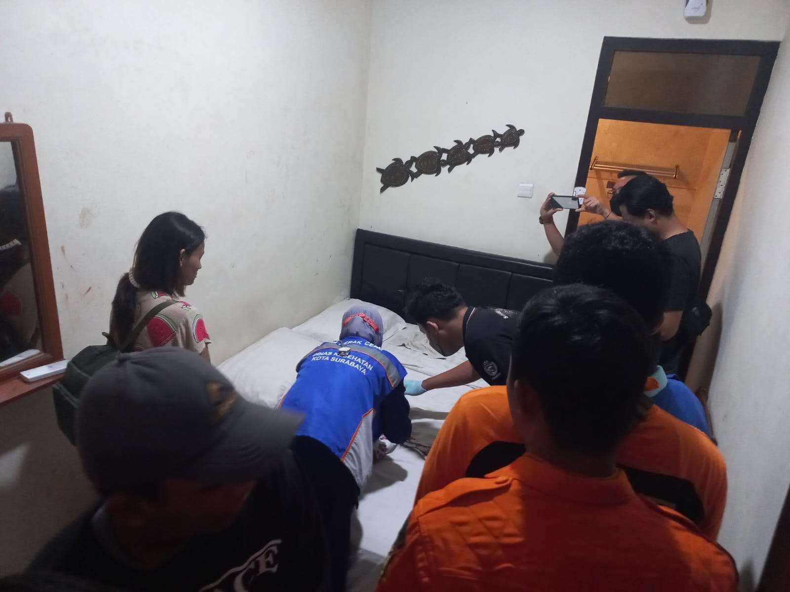 Balita usia satu tahun meninggal dunia di sebuah kamar hotel di Surabaya. (Foto: BPBD Kota Surabaya)