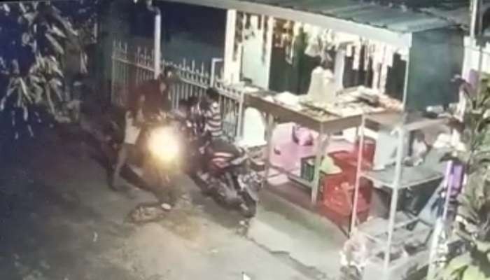 Detik-detik pelaku jambret di Jember merampas HP korban. (Foto: Tangkapan layar video)