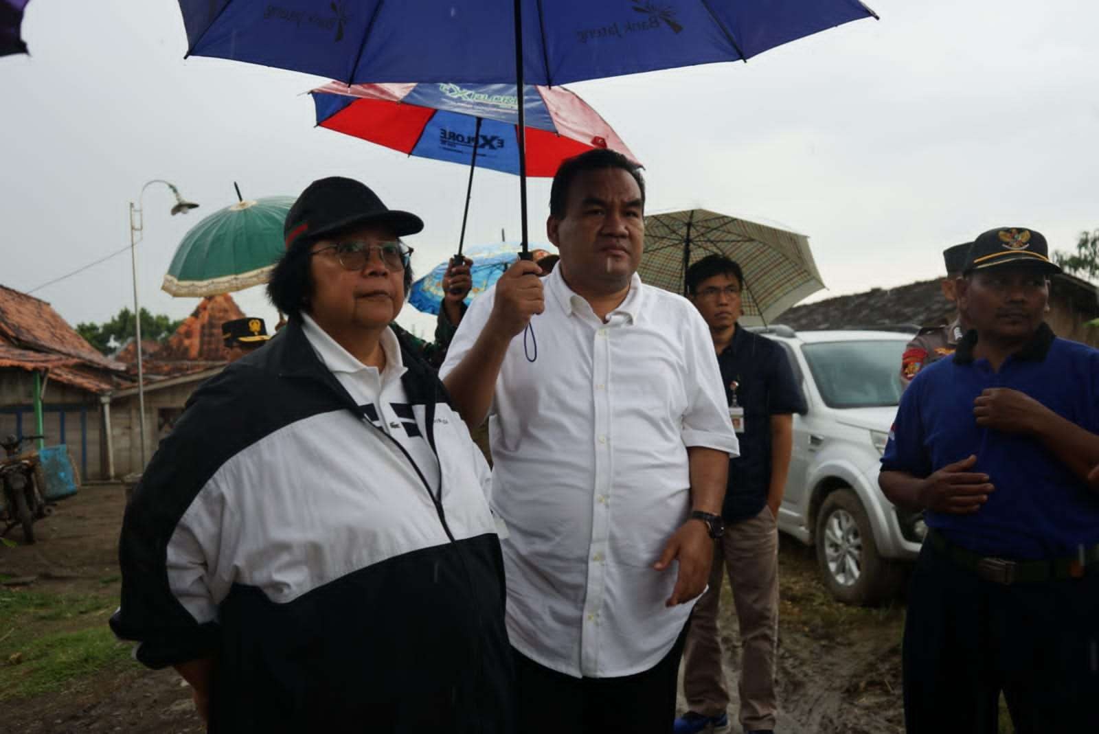 Menteri Lingkungan Hidup dan Kehutanan (LHK), Siti Nurbaya Bakar bersama Bupati Blora, Arief Rohman kunjungan laman untuk persiapan kedatangan Presiden Jokowi. aQ (Foto: Humas Pemkab Blora)