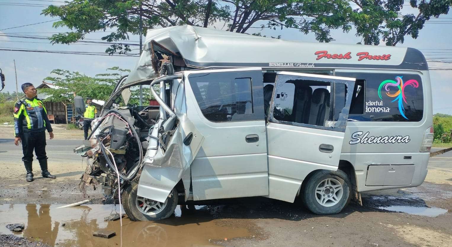 Kondisi kendaraan elf setelah terlibat kecelakaan di Jalur Pantura Tuban (dok. Polres Tuban)