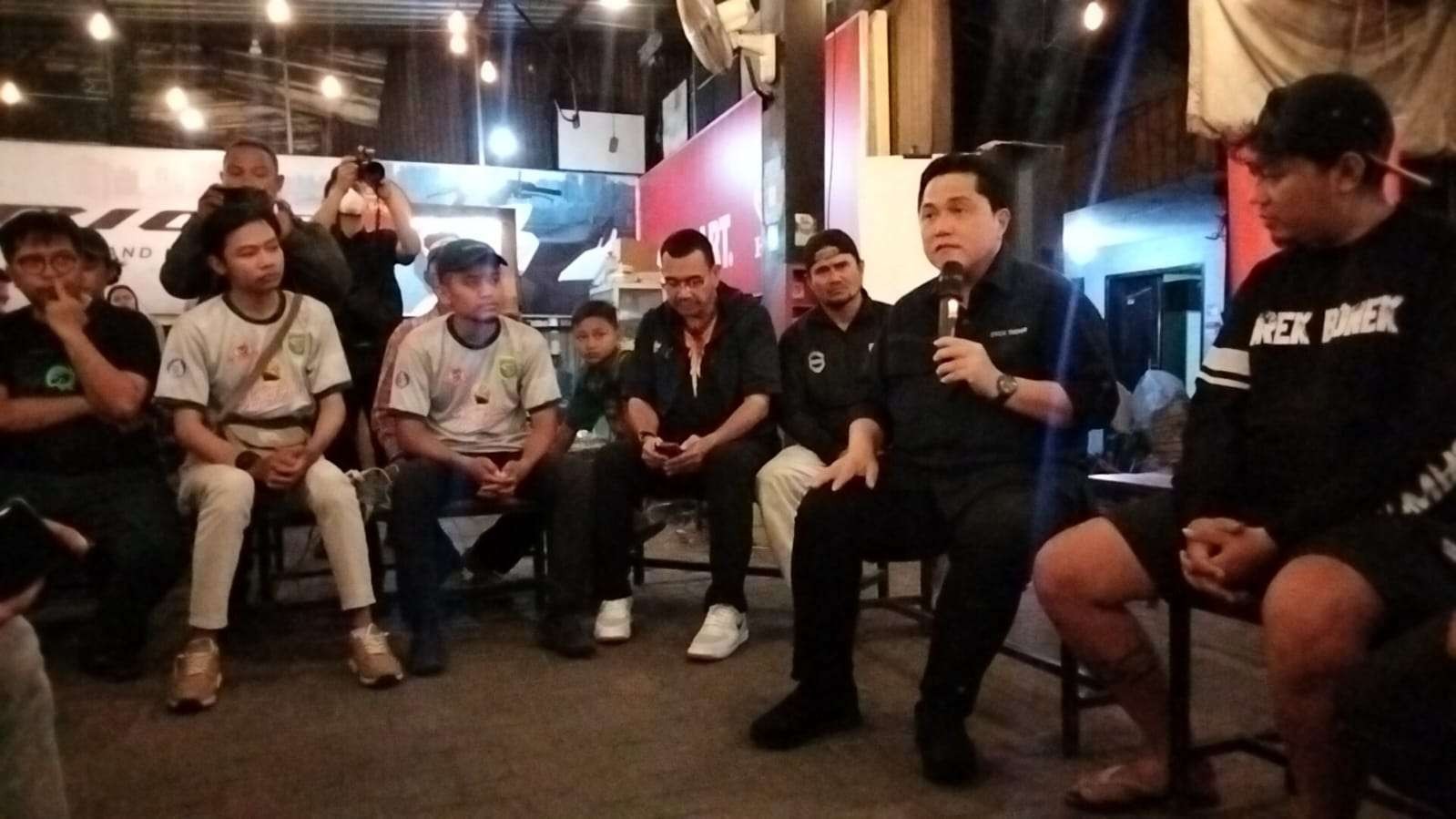 Ketua PSSI, Erick Thohir saat bertemu Bonek Mania. (Foto: Ist)