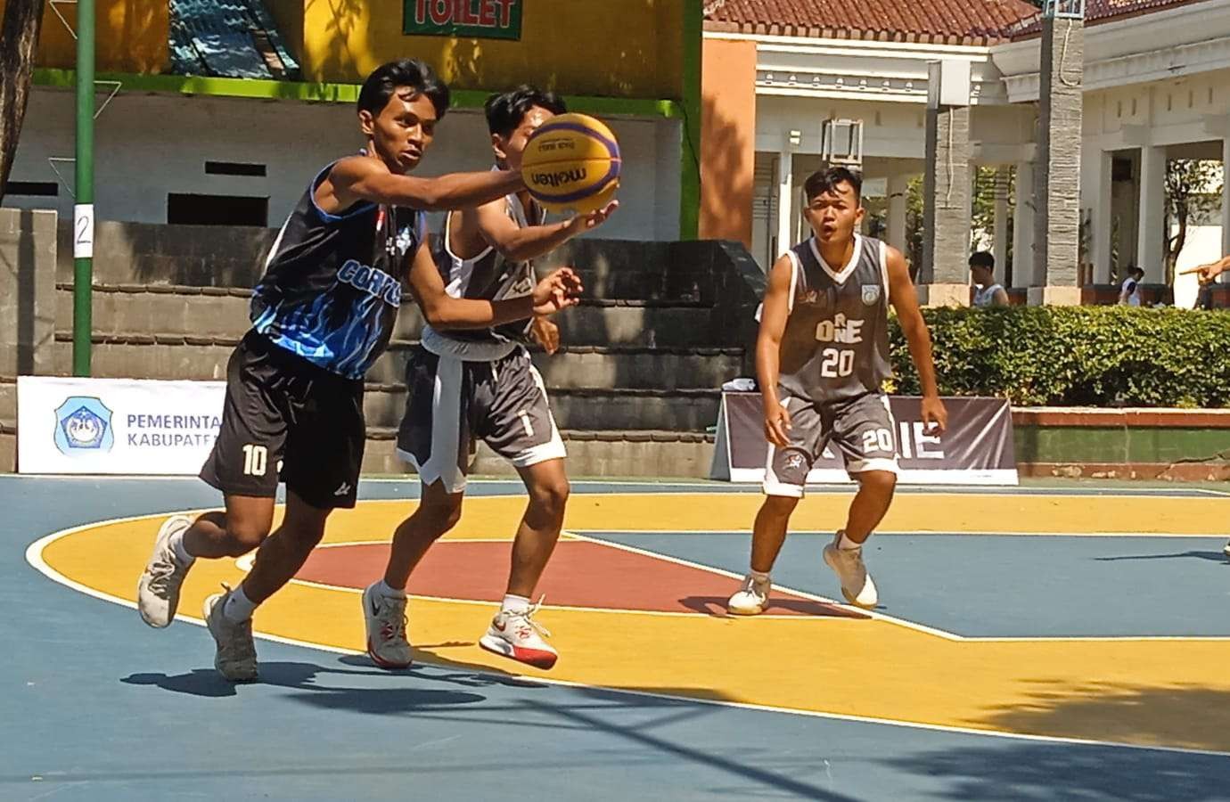 Dua klub sedang bertanding di ajang seleksi City Selection Livin Mandiri Indonesia 3x3 Tournament 2023 di Alun-alun Lamongan, Jawa Timur. (Foto: Imron Rosidi/Ngopibareng.id)