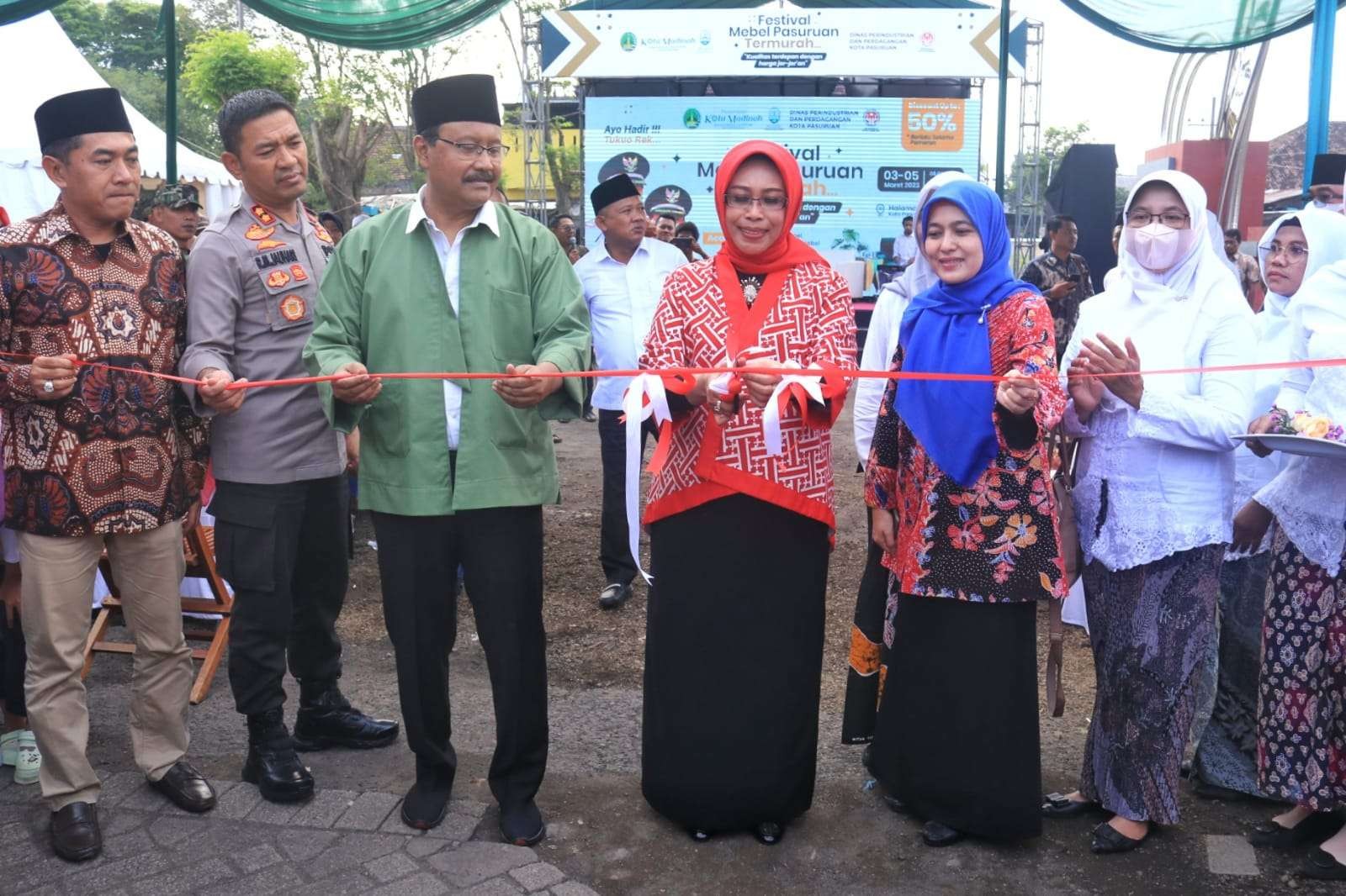 Walikota Pasuruan H. Saifullah Yusuf (Gus Ipul) secara resmi melepas dan membuka acara pawai produk mebel. (Foto: Pemkot Pasuruan)